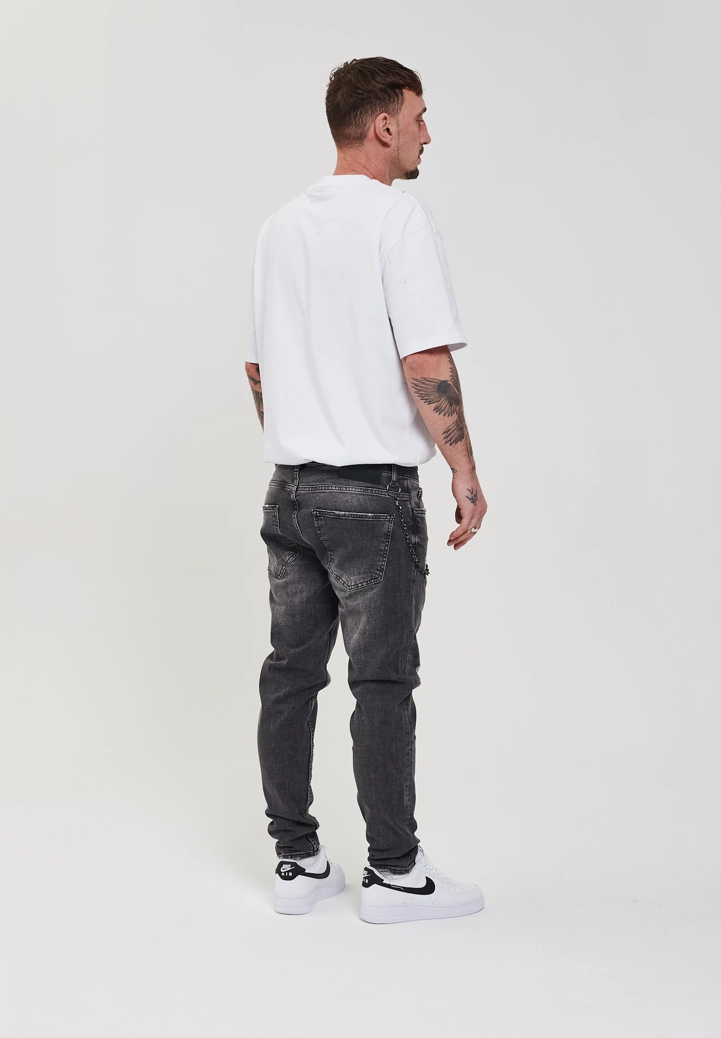 DESTROYED TAPERED FIT JEANS