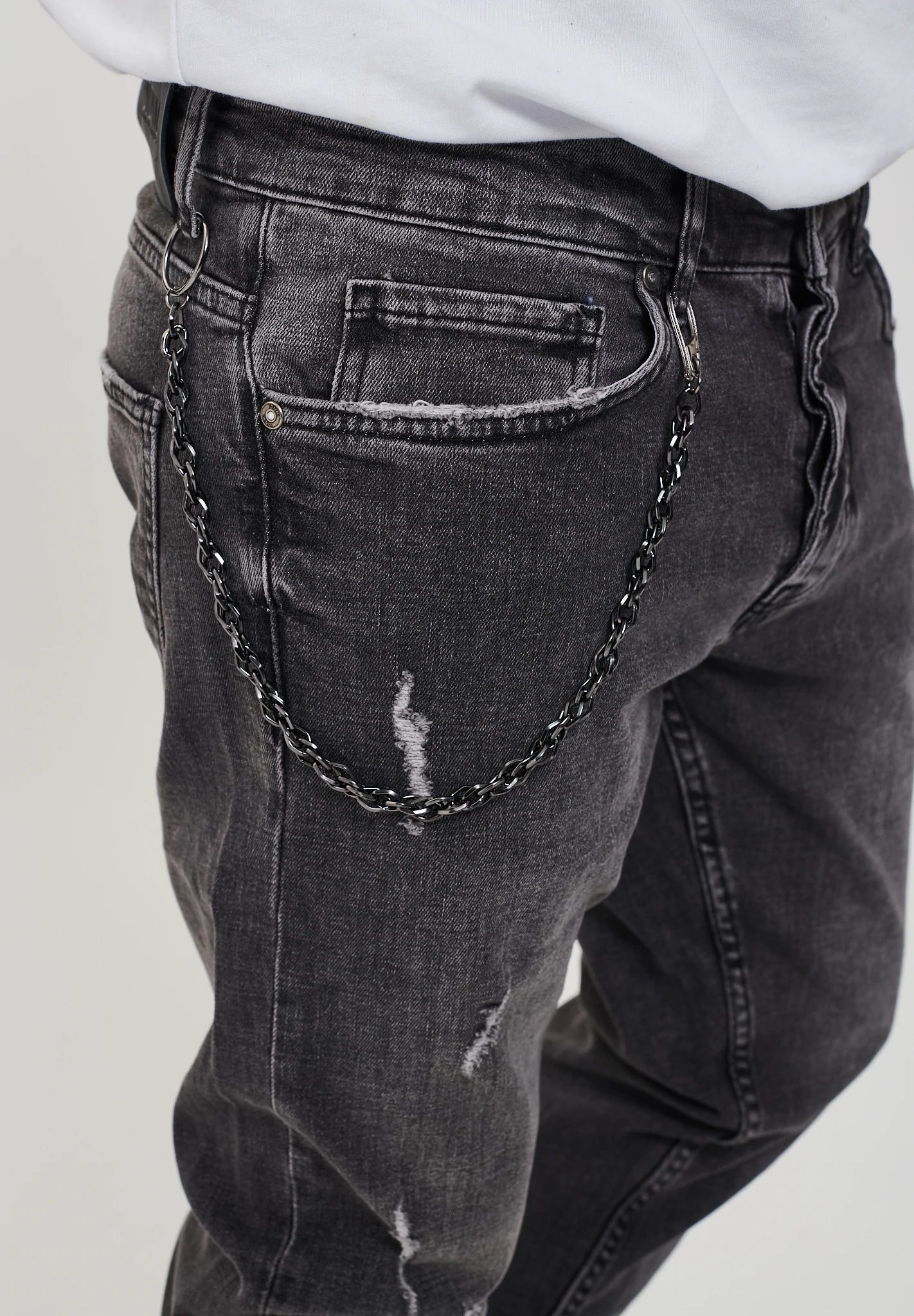 DESTROYED TAPERED FIT JEANS